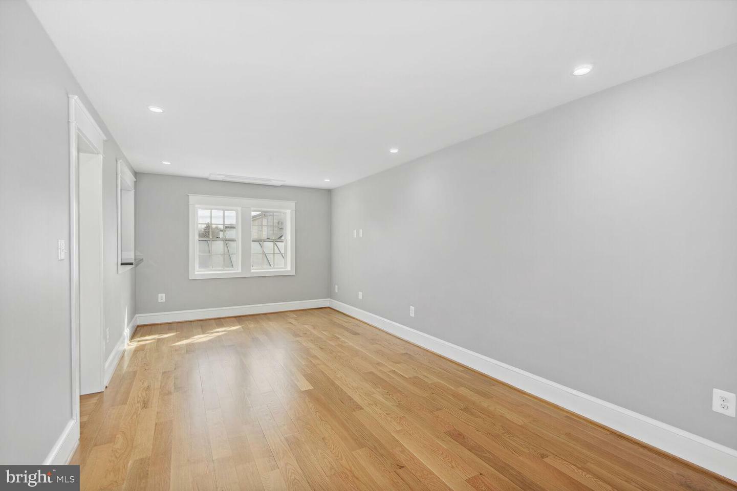 Property Photo: 11 S Madison Street 202 VA 20117