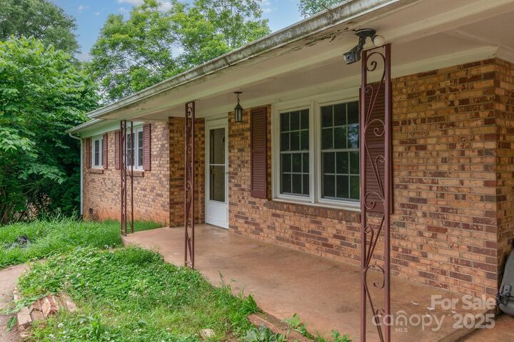 Property Photo:  302 Kimberlee Drive  NC 28152 
