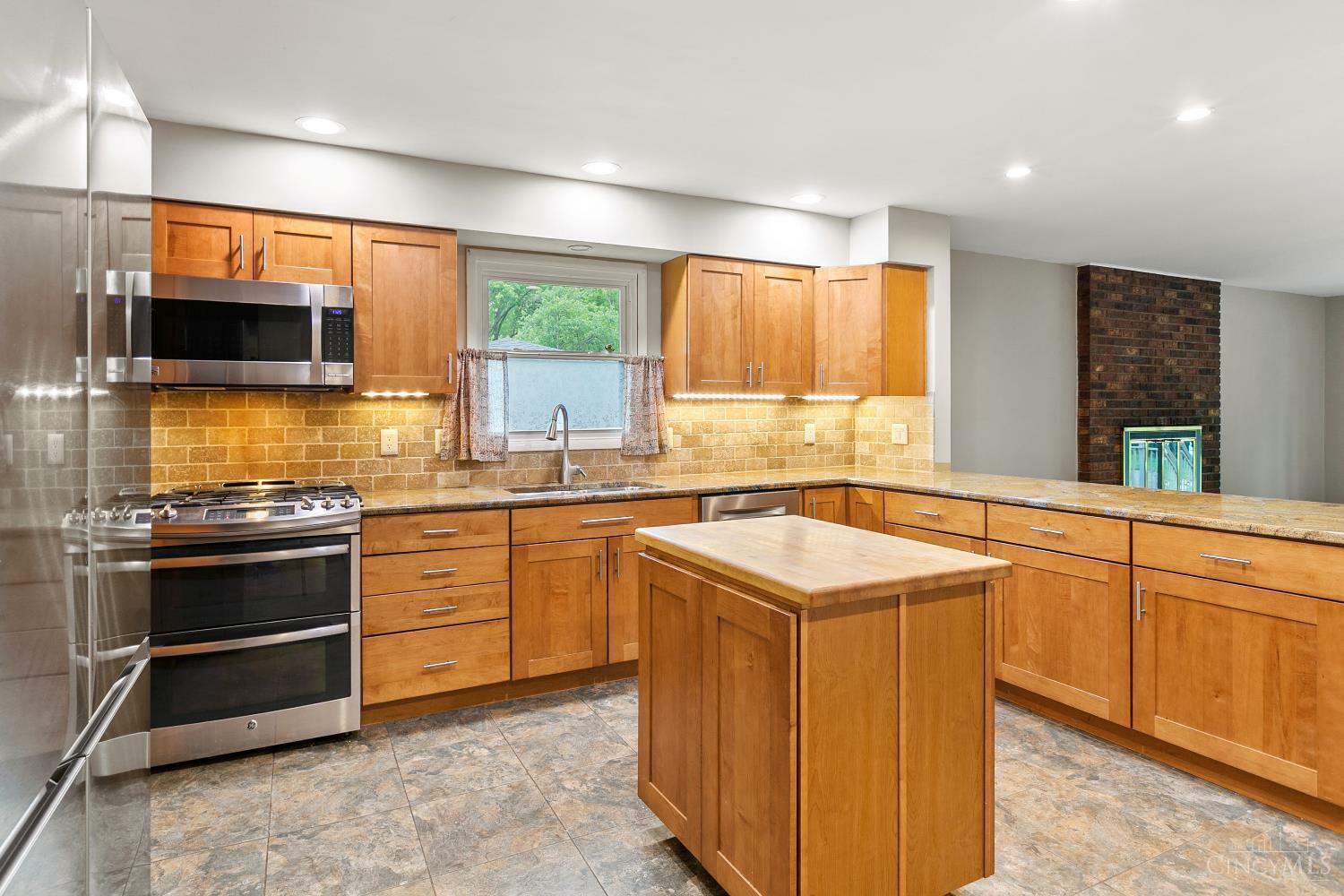 Property Photo: 1864 Edgewater Drive OH 45240