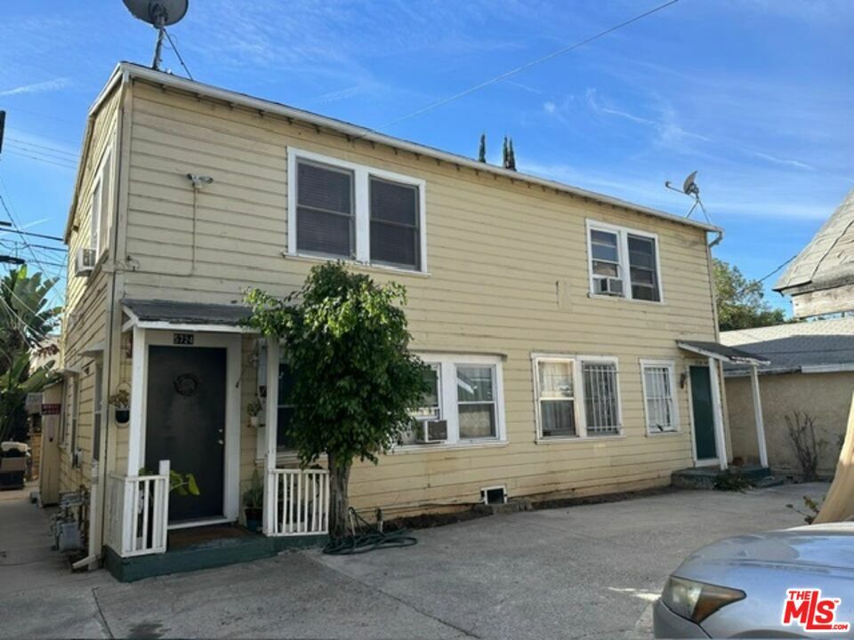 Property Photo: 5724 La Mirada Ave CA 90038