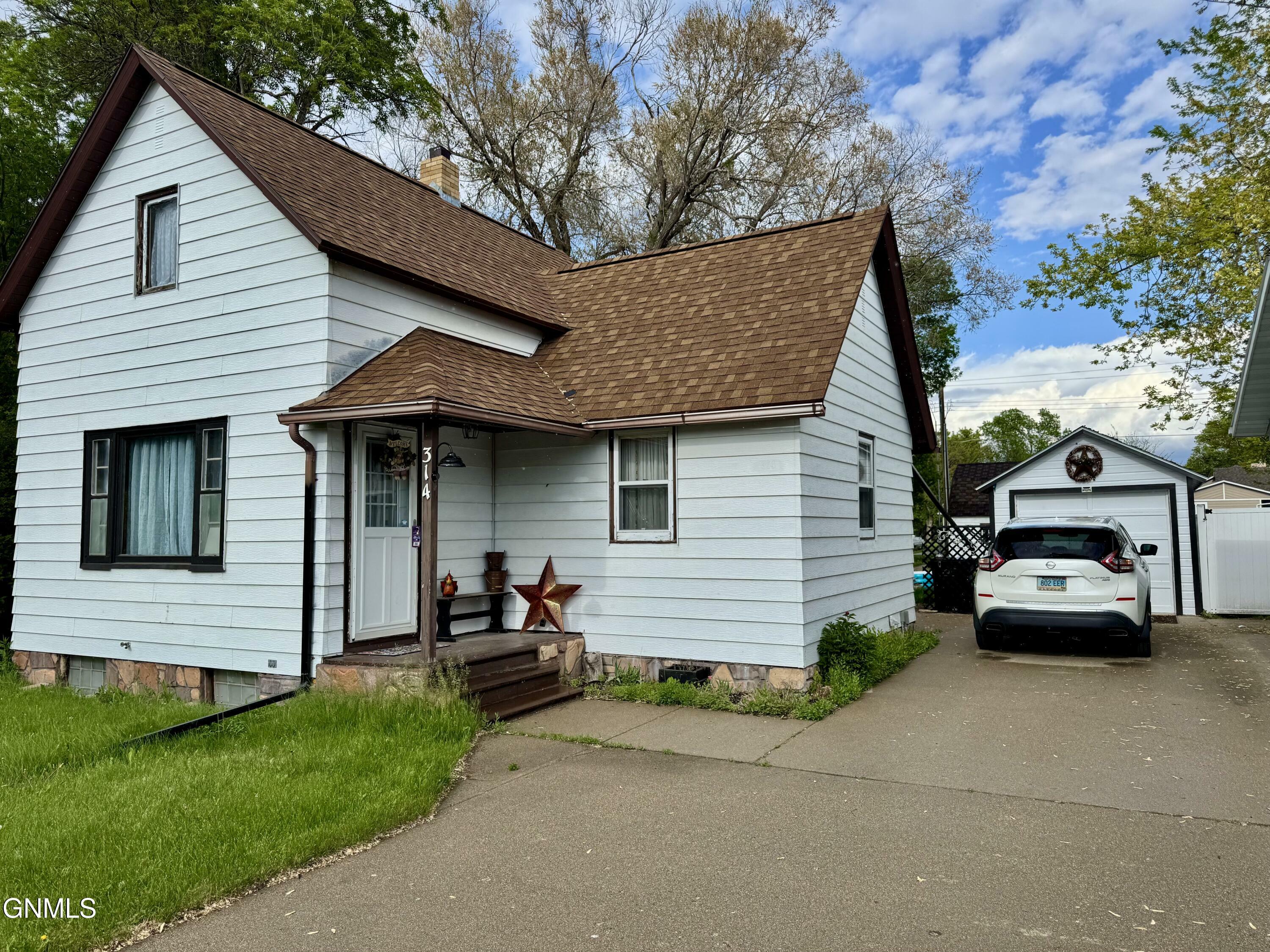 Property Photo: 314 3rd Avenue NW ND 58545