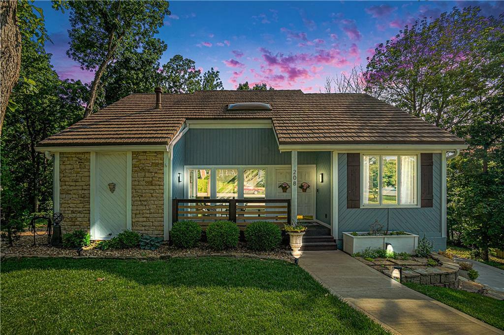 Property Photo:  208 NE Landings Circle  MO 64064 