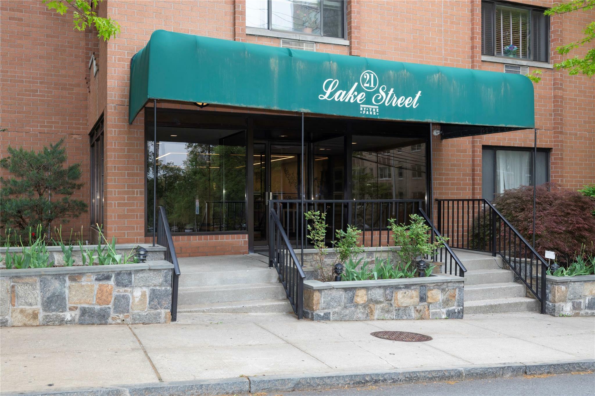 Property Photo: 21 Lake Street 6A NY 10603