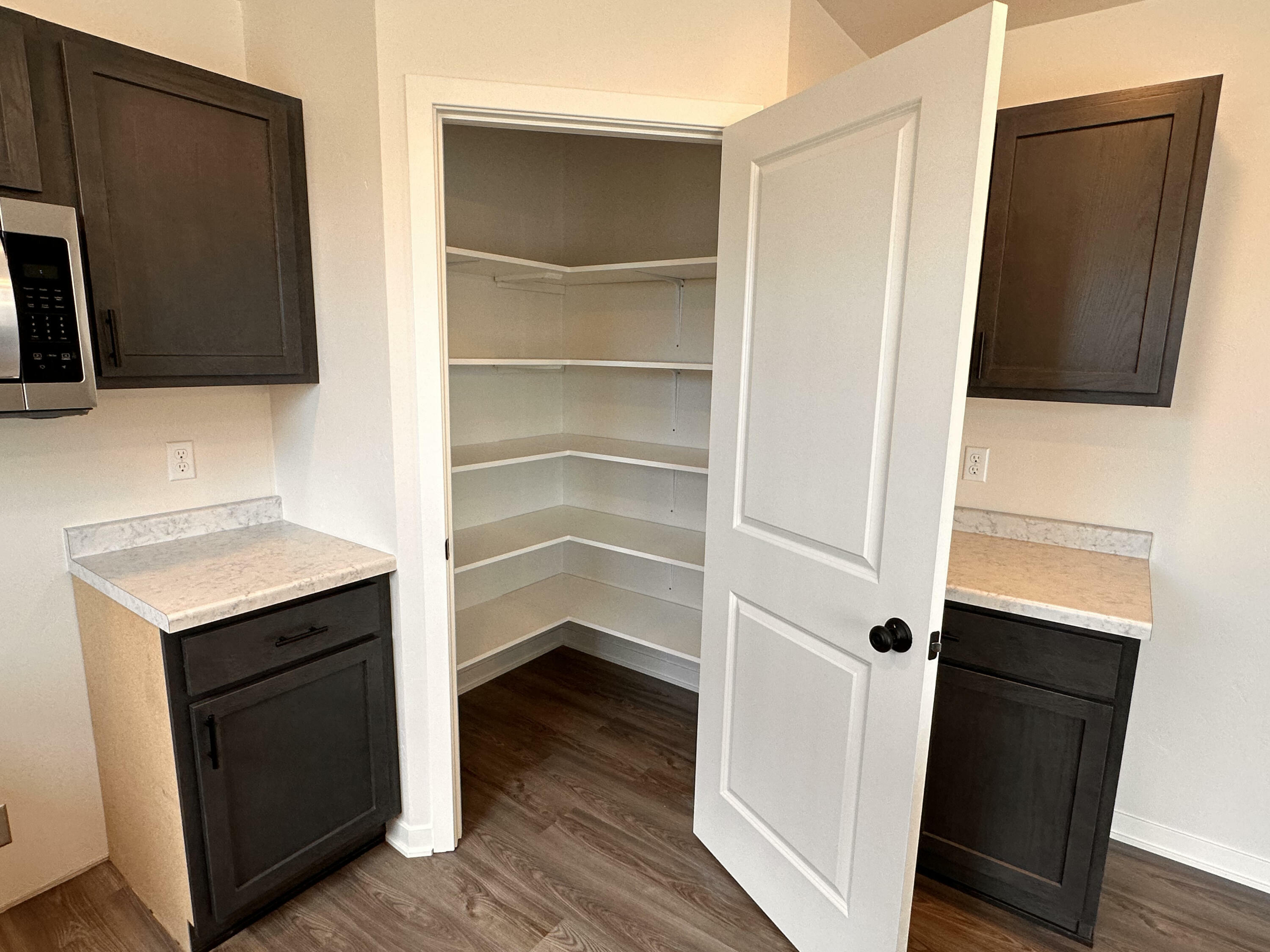 Property Photo: 1011 McNish Ct WI 53085