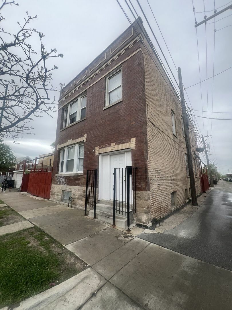 Property Photo: 3945 W Augusta Boulevard IL 60651