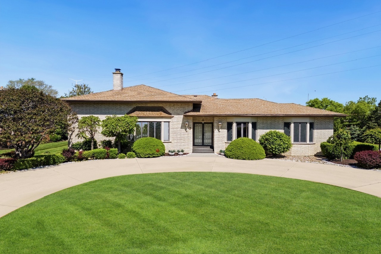Property Photo: 2 Hamilton Lane IL 60523