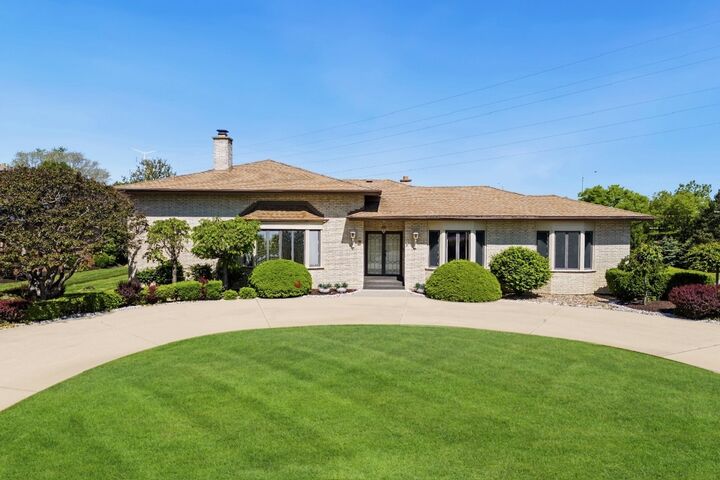 Property Photo: 2 Hamilton Lane IL 60523