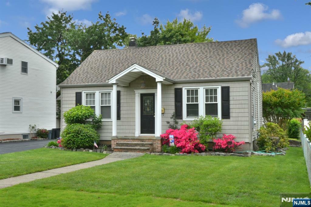81 Locust Avenue  Emerson NJ 07630 photo