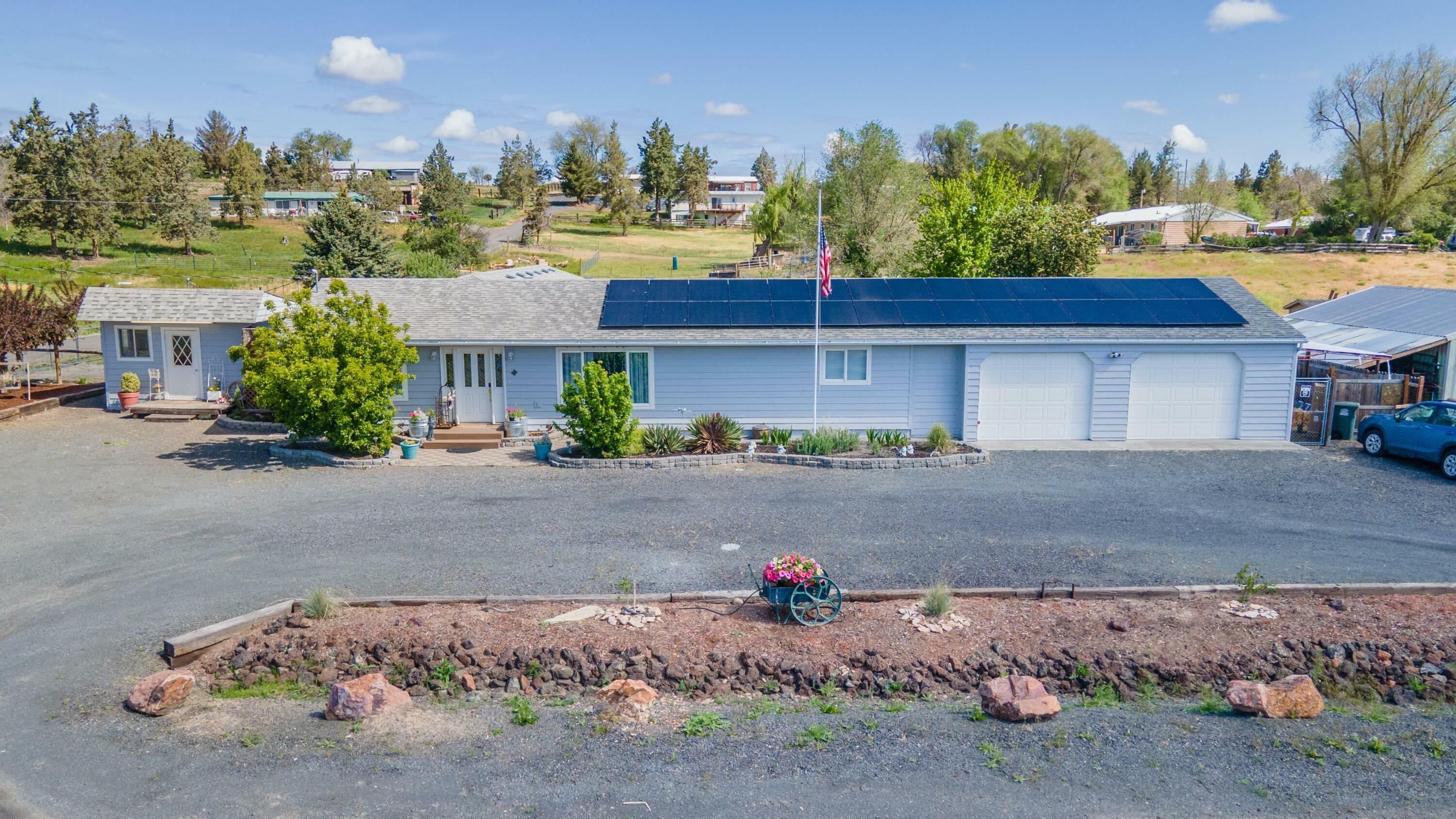 Property Photo: 1048 SW Colfax Lane OR 97741