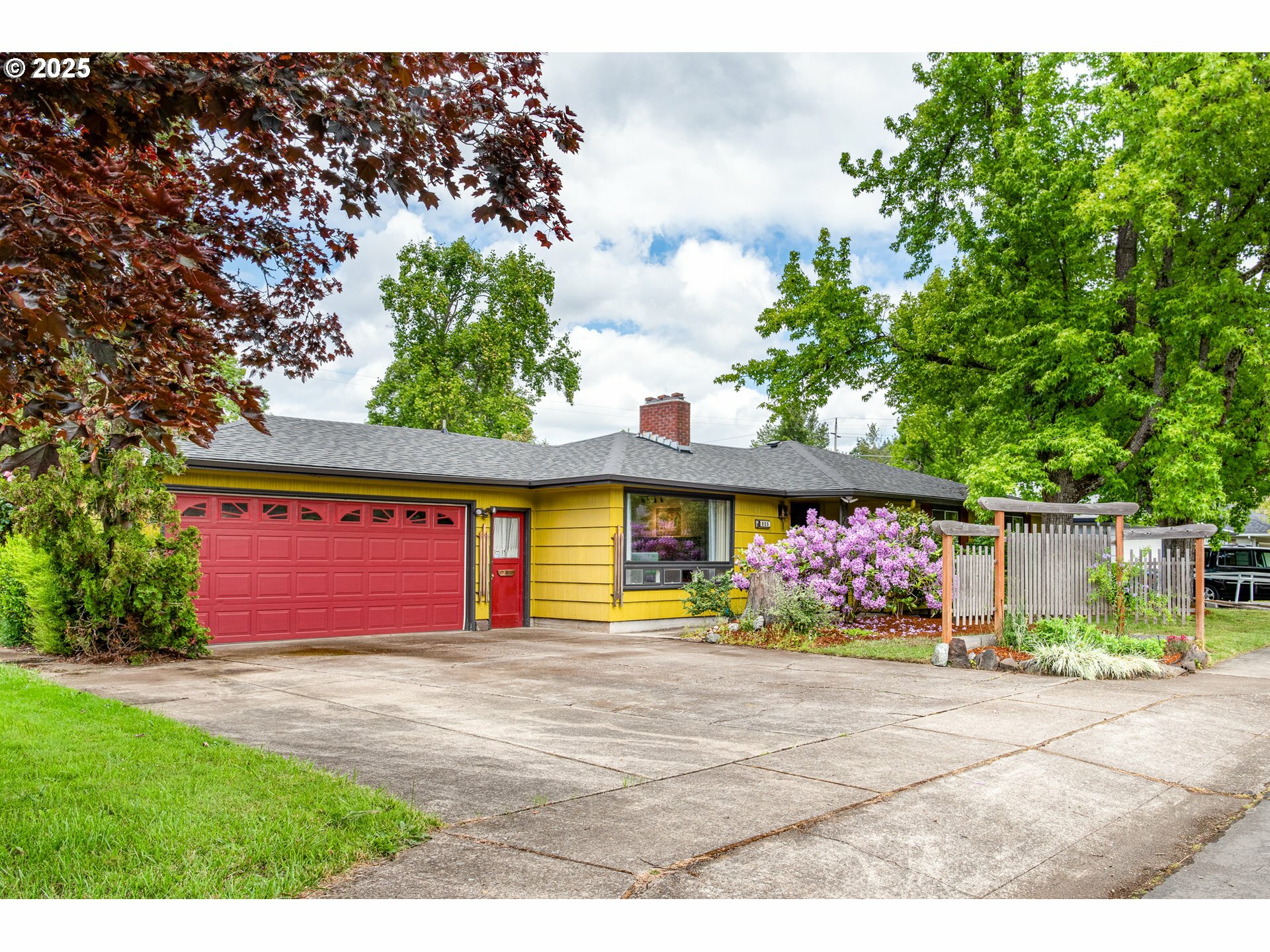Property Photo: 855 E 39th Ave OR 97405
