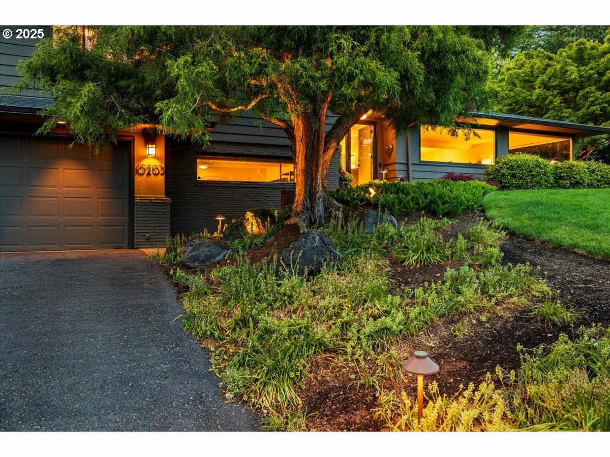 Property Photo: 10205 SW Arborcrest Way OR 97225