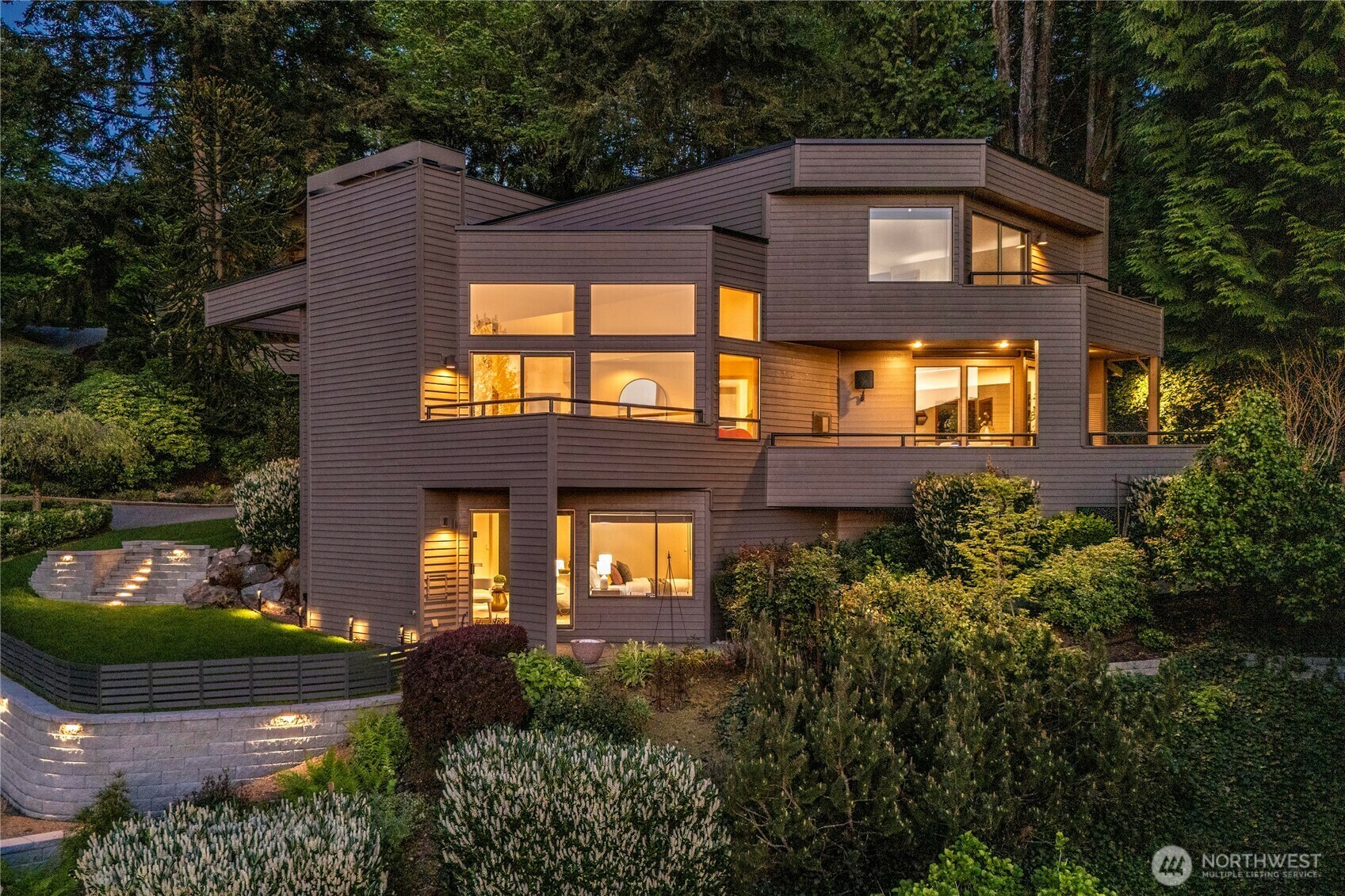 Property Photo: 13707 SE 51st Place WA 98006