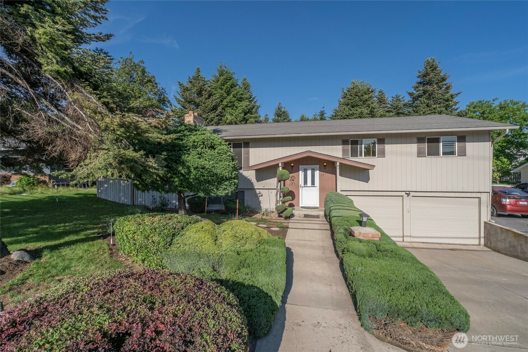 Property Photo: 1431 Eastmont WA 98802