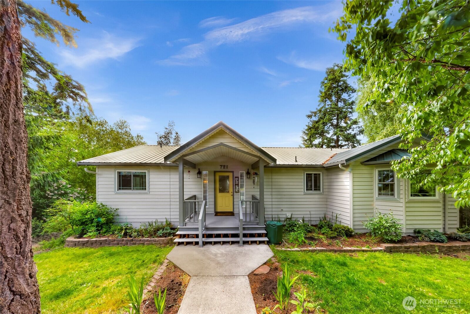 Property Photo:  721 SE Castle Park Court  WA 98277 