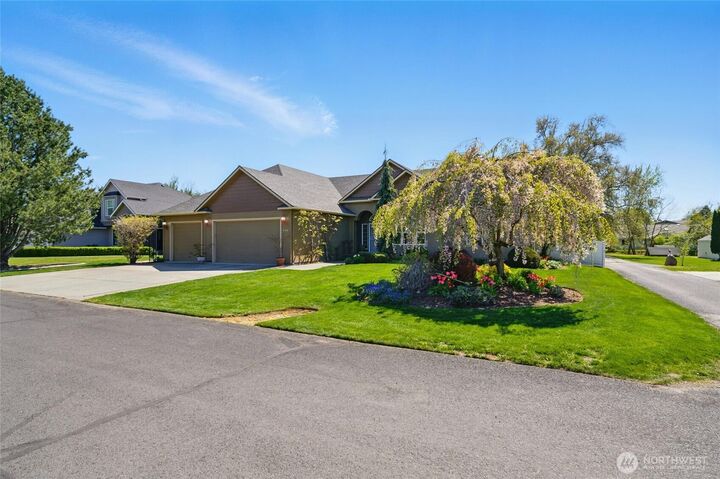 Property Photo:  832 SE Vintage Way  WA 99324