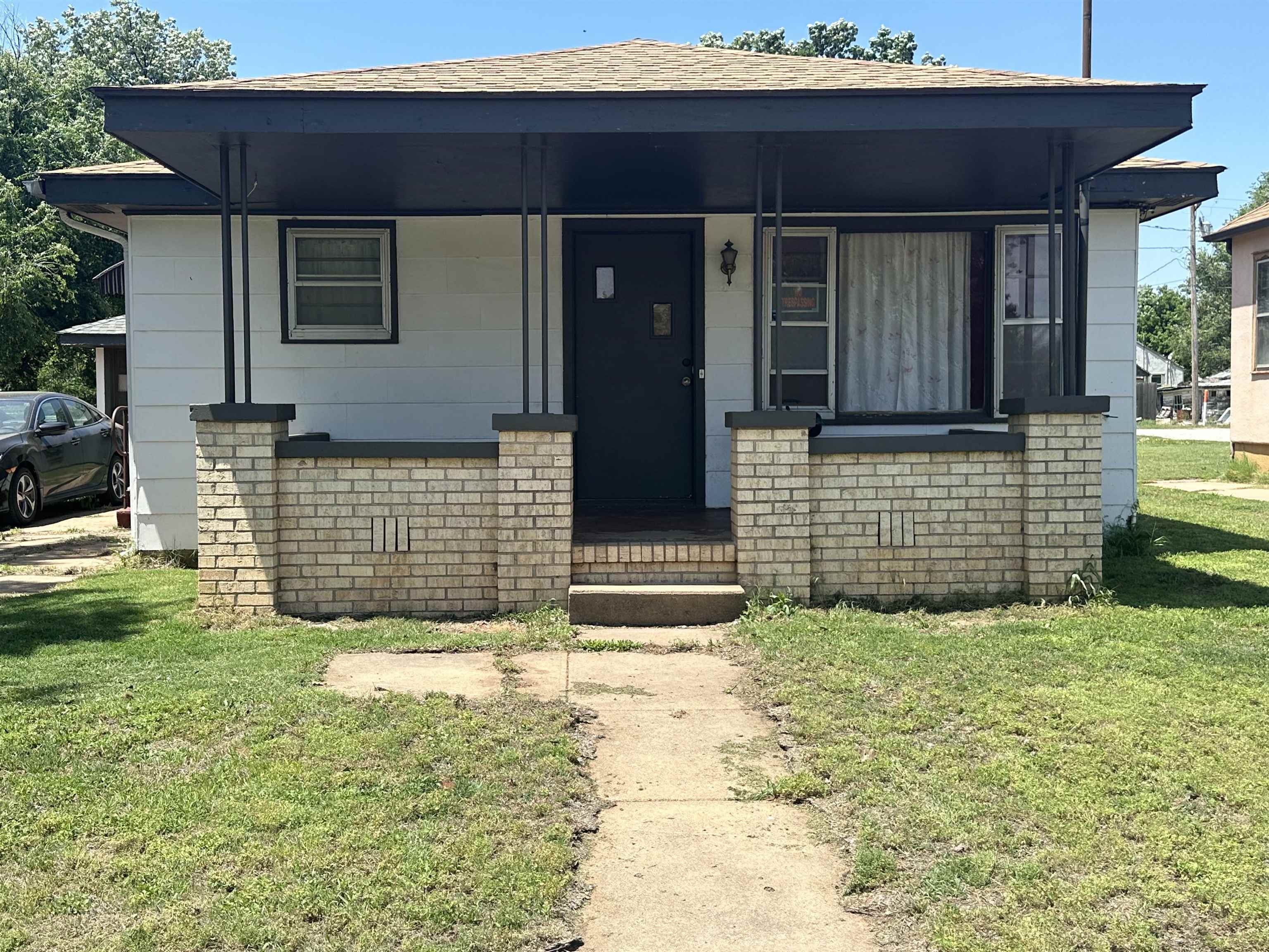Property Photo: 516 S Jennings Ave KS 67003
