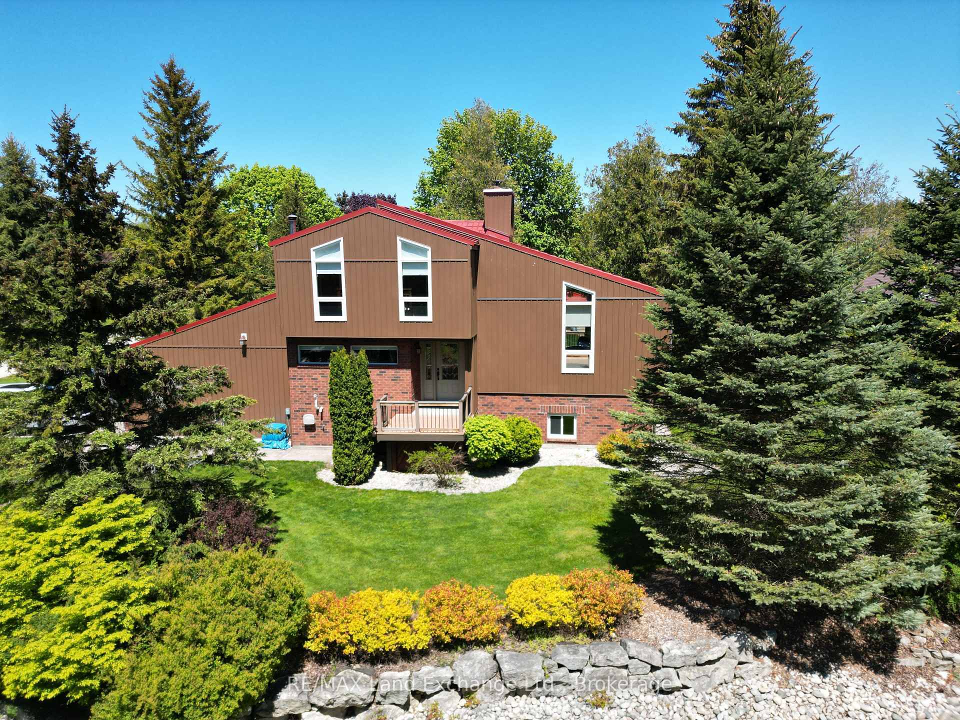 Property Photo:  40 Eastwood Crescent  ON N2Z 2X6 
