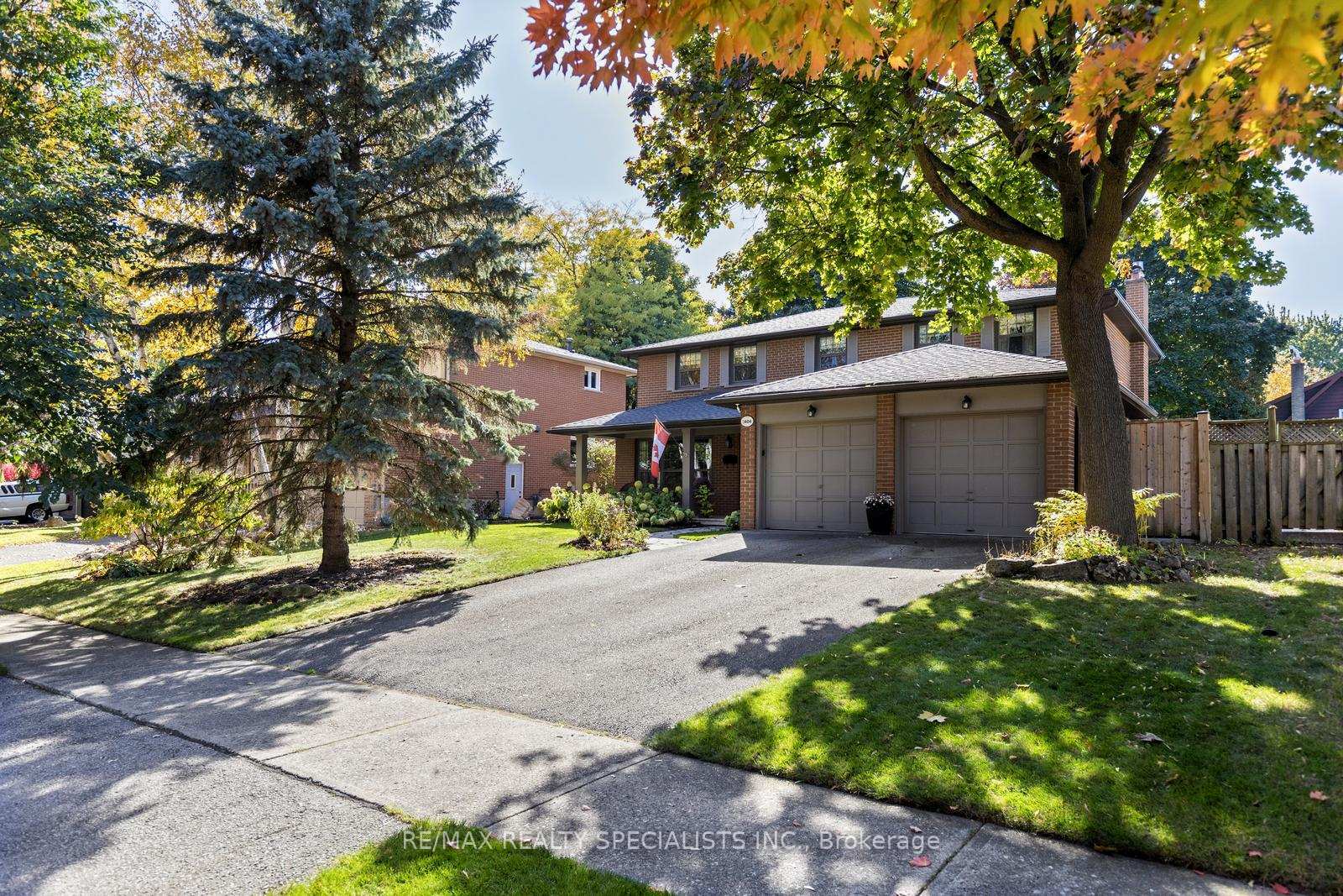Property Photo: 1404 Tecumseh Park Drive ON L5H 2W6
