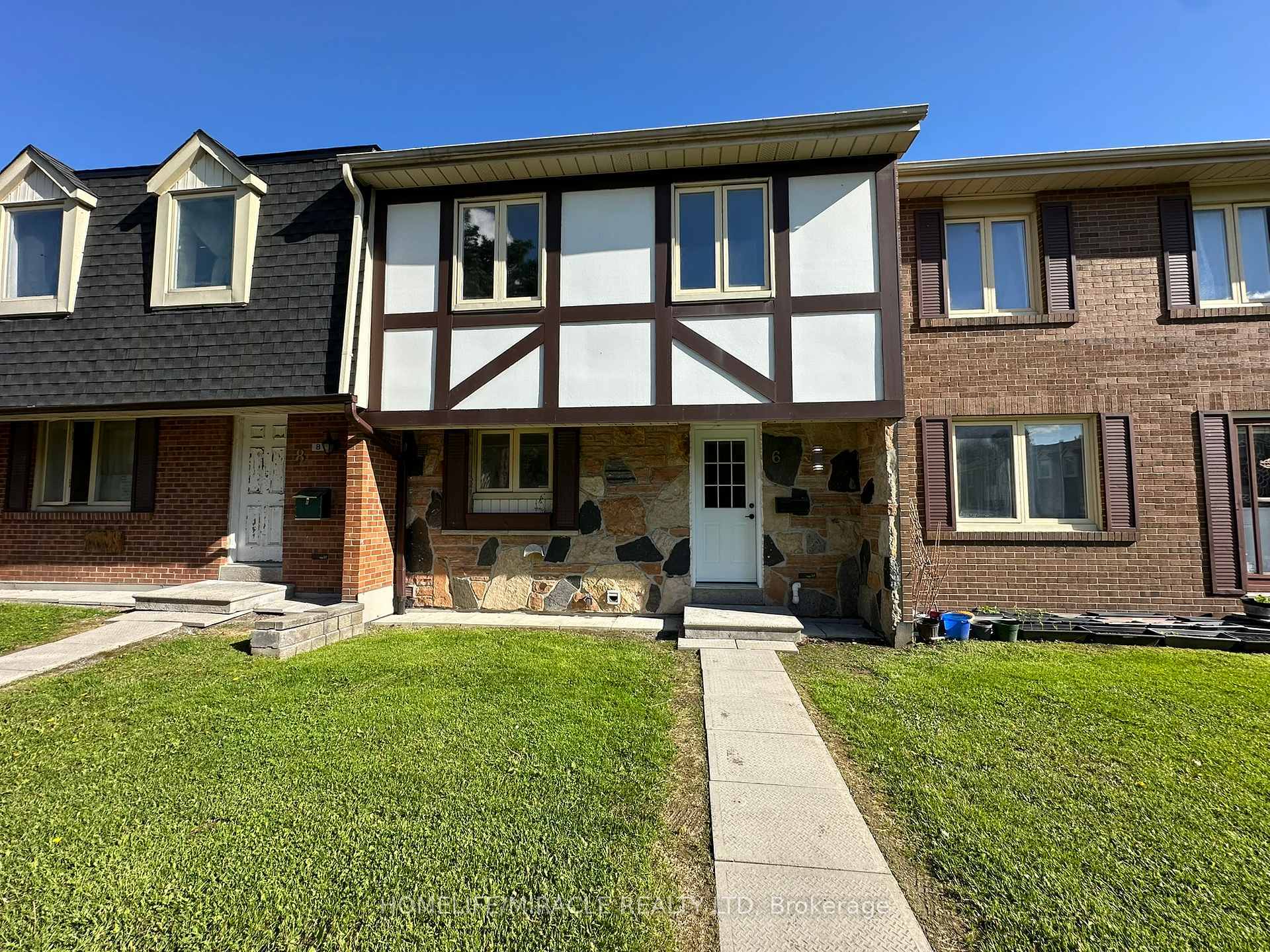 Property Photo: 270 Timberbank Boulevard 6 ON M1W 2M1