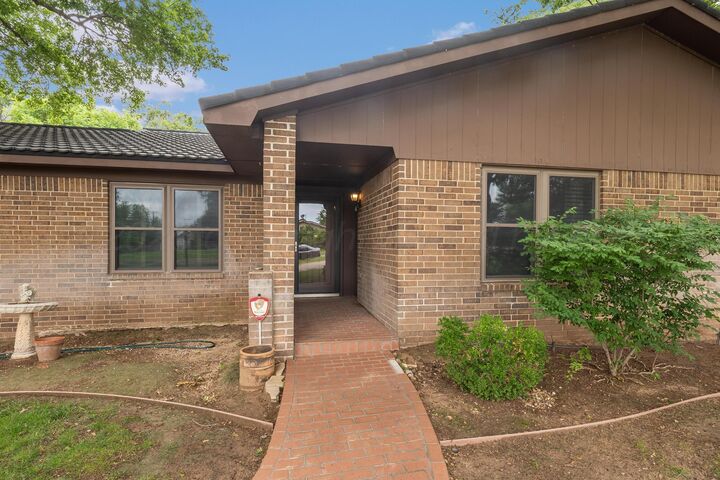 Property Photo: 300 W 11th Street TX 79096