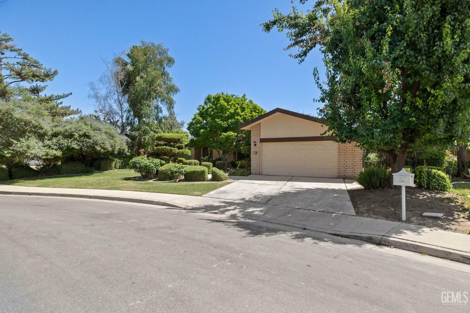 Property Photo:  7209 Lahaina Avenue  CA 93309 