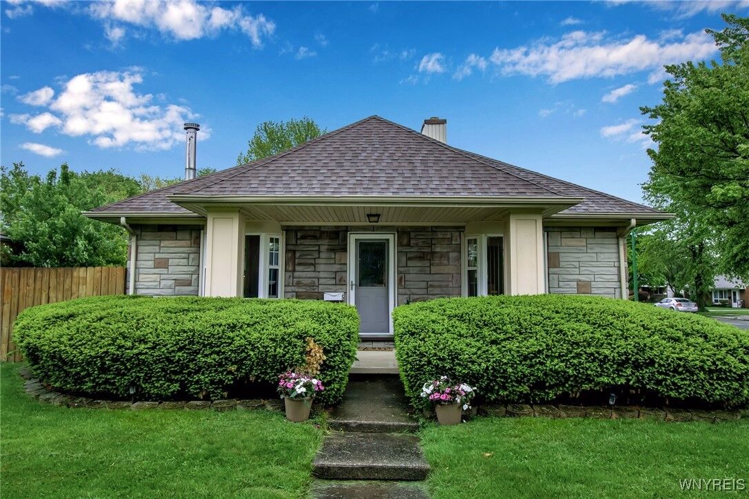 Property Photo:  5 Mapleview Road  NY 14225 