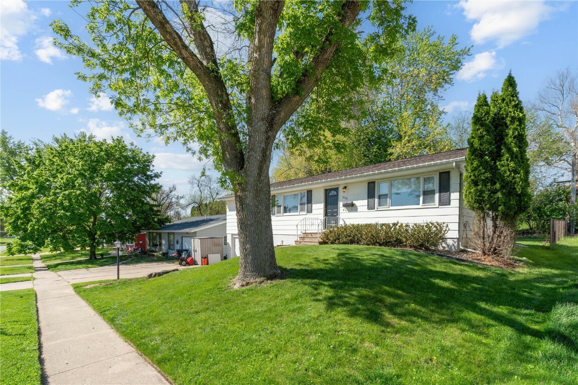 Property Photo: 1000 Parkview Drive IA 52302
