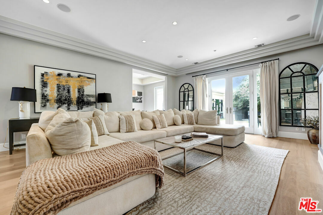 Property Photo: 841 N Crescent Heights Blvd CA 90046