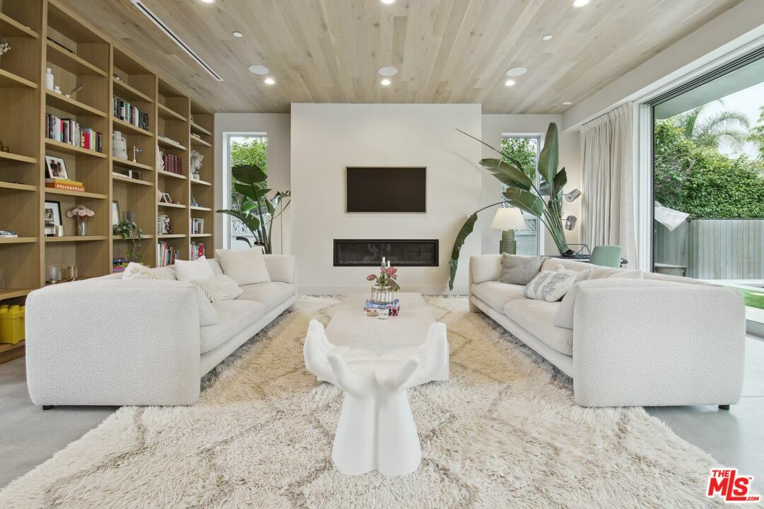 Property Photo: 1310 Preston Way CA 90291