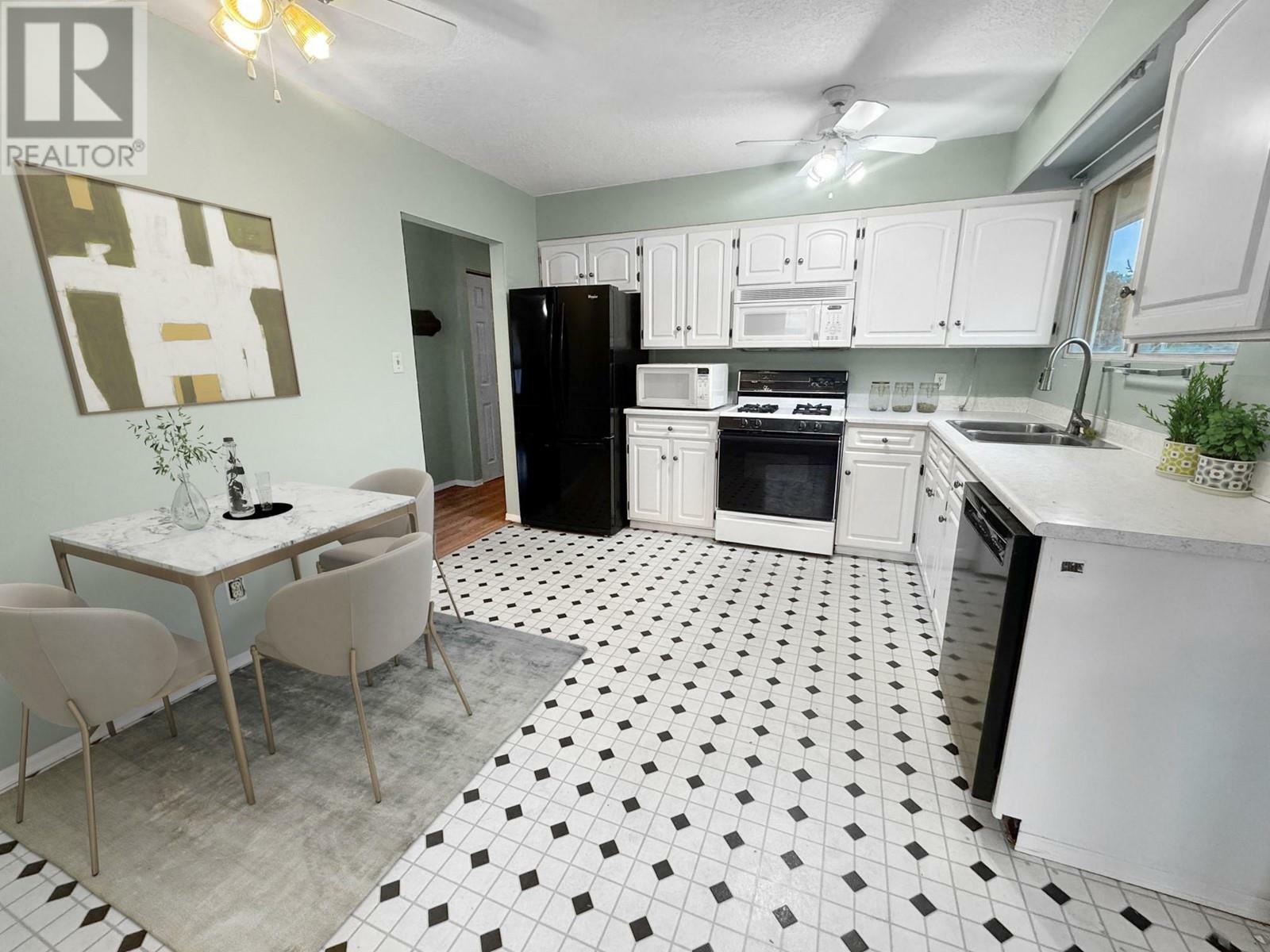Photo de la propriété:  2402 Clapperton Avenue  BC V1K 1B8 