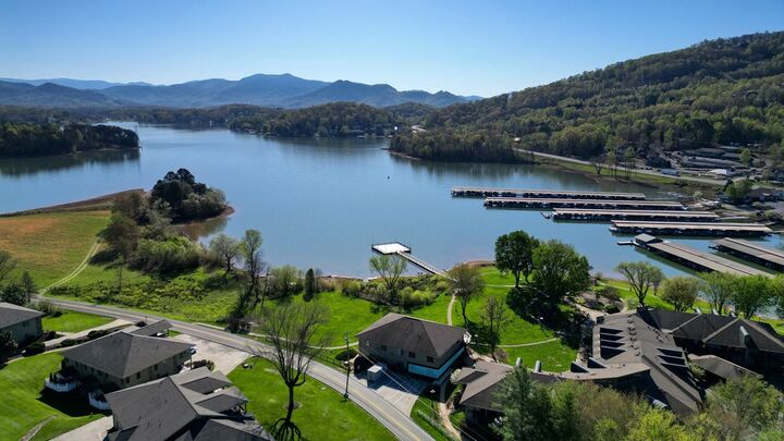 Property Photo: 1688 Lakeview Drive GA 30582