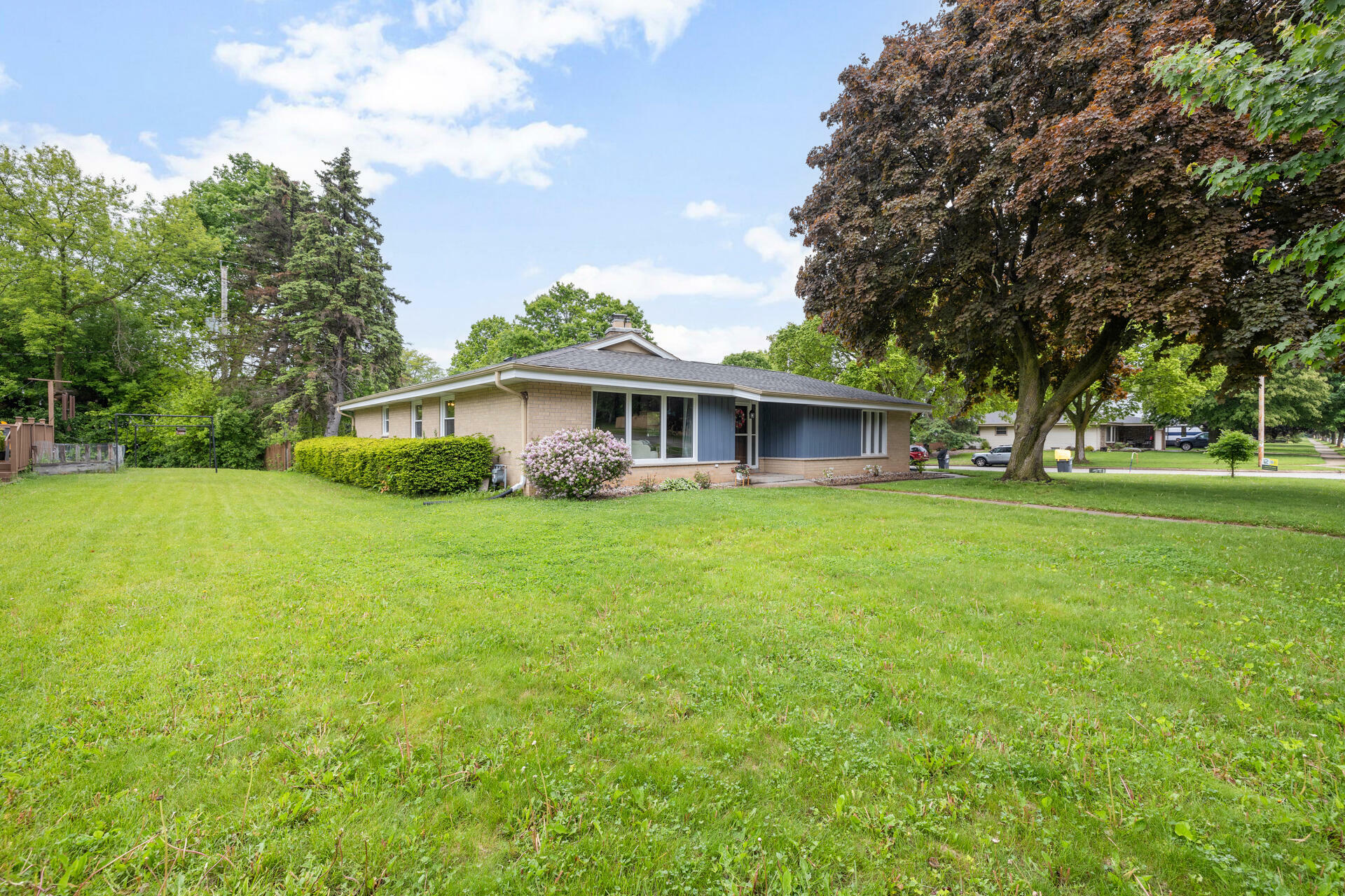 Property Photo: 1996 Rambling Rose Rd WI 53186