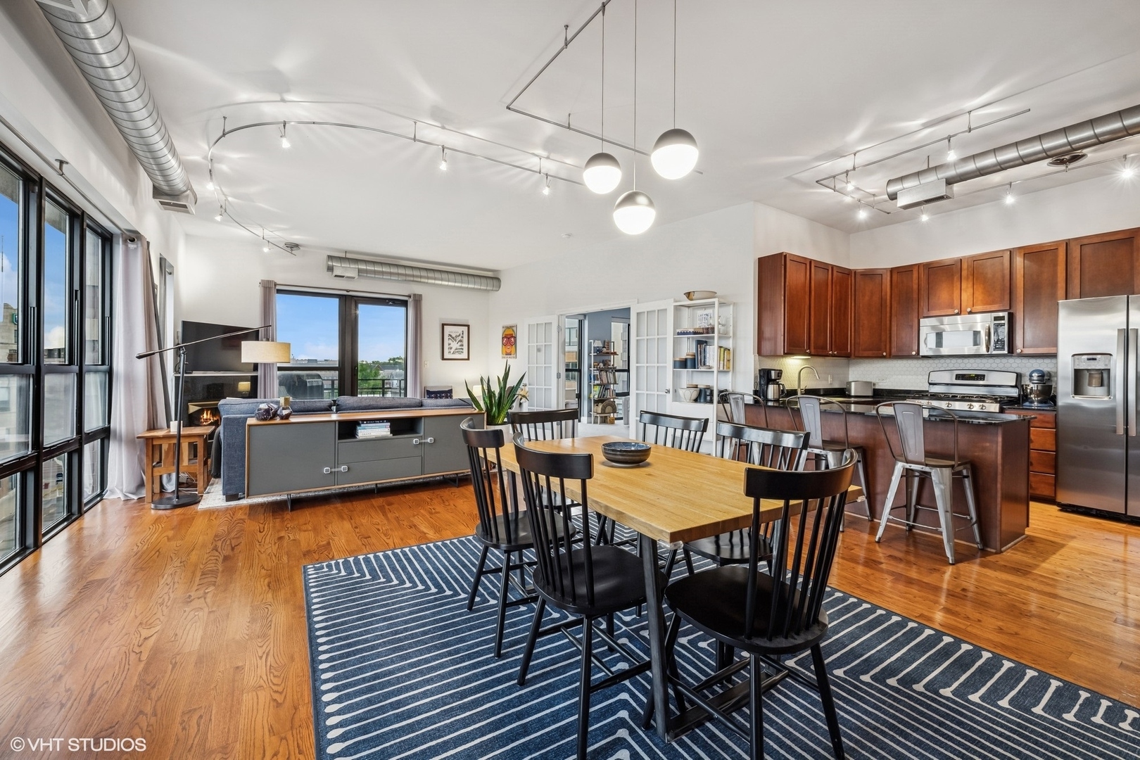 Property Photo:  4020 N Damen Avenue 408  IL 60618 