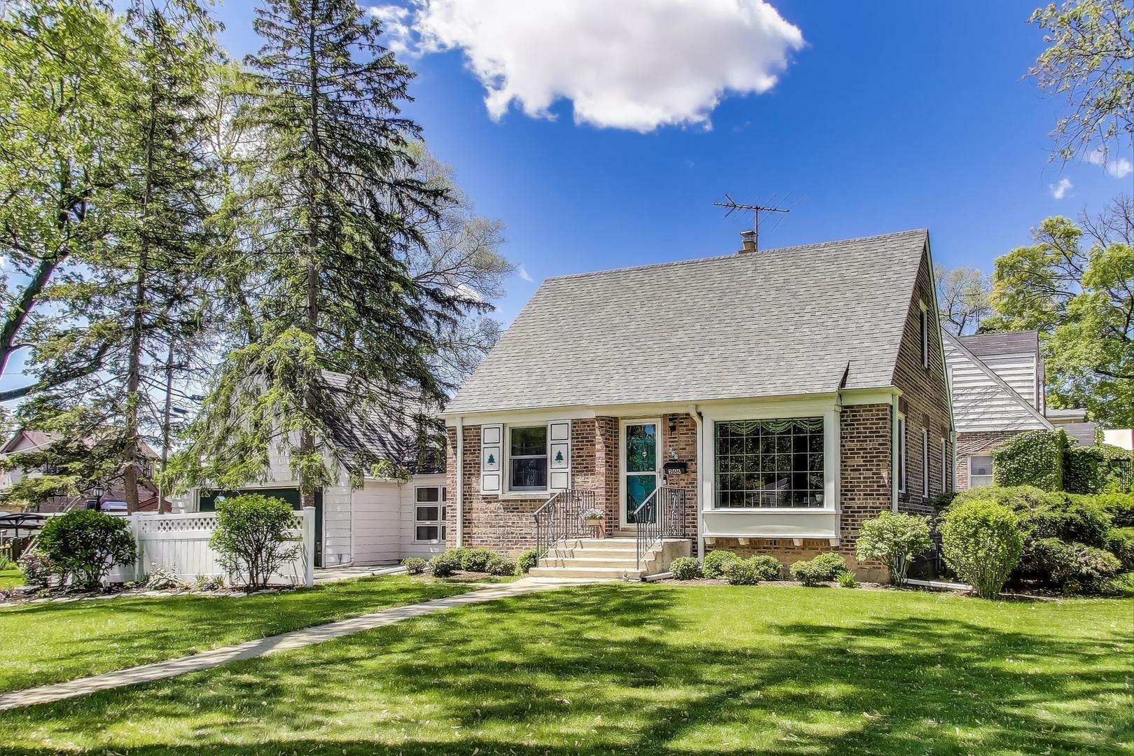 Property Photo: 266 S Warrington Road IL 60016