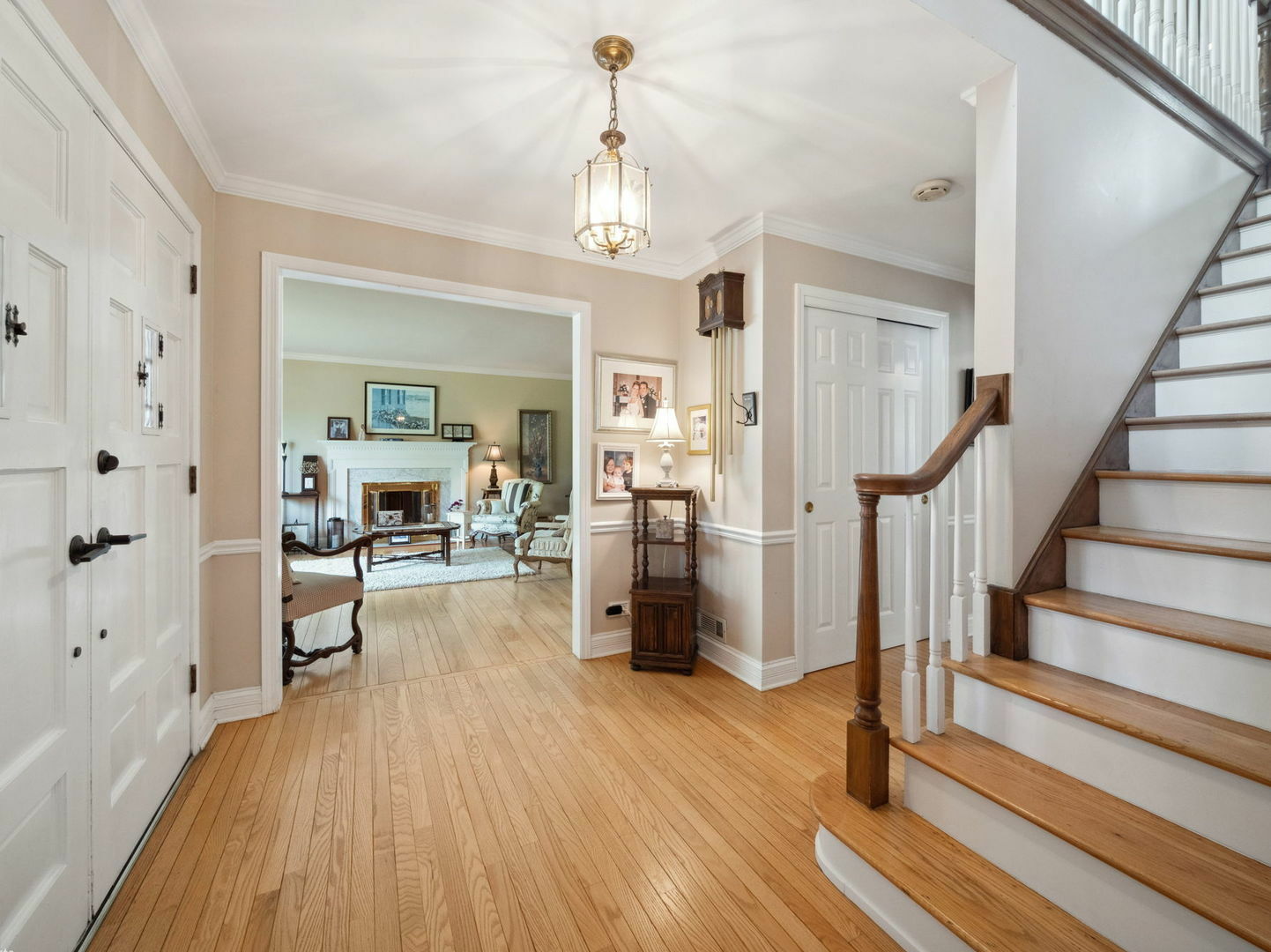 Property Photo: 2S658 Avenue Vendome IL 60523