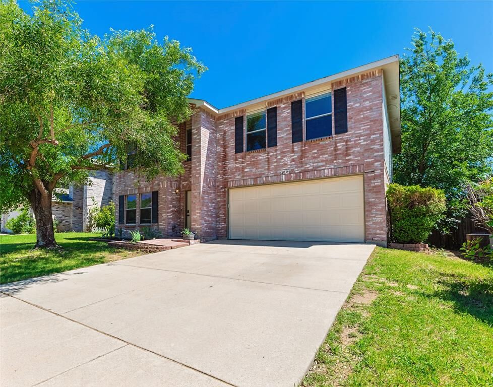 Property Photo:  2036 Shawnee Trail  TX 76247 