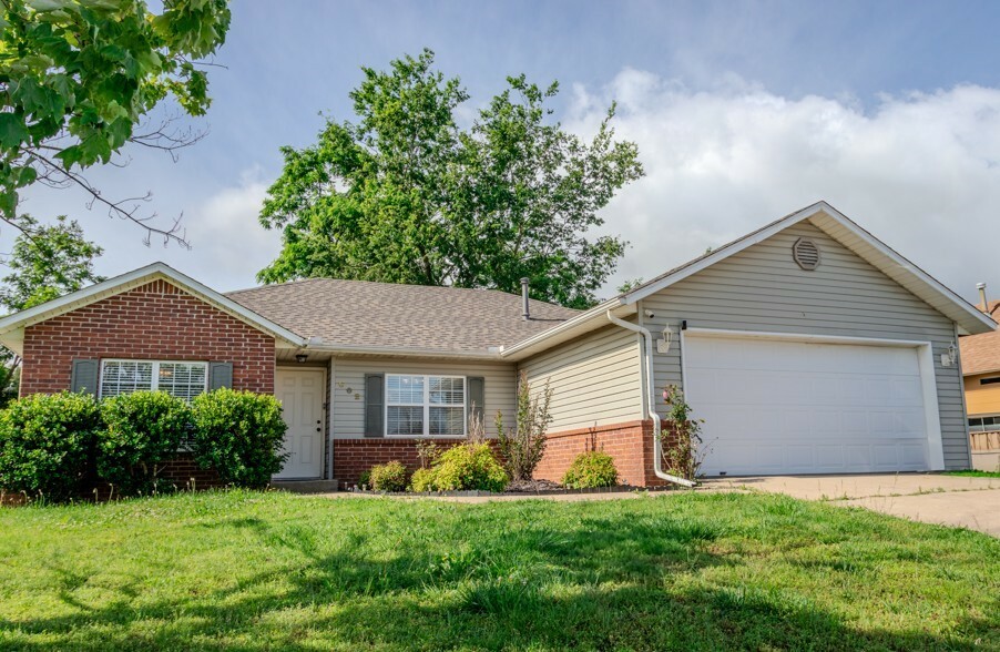 Property Photo: 602 E Kara Lane AR 72758