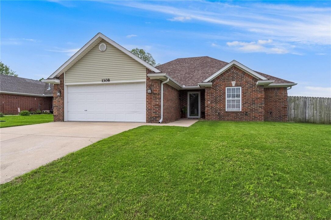 Property Photo:  1308 E Freedom Street  AR 72761 