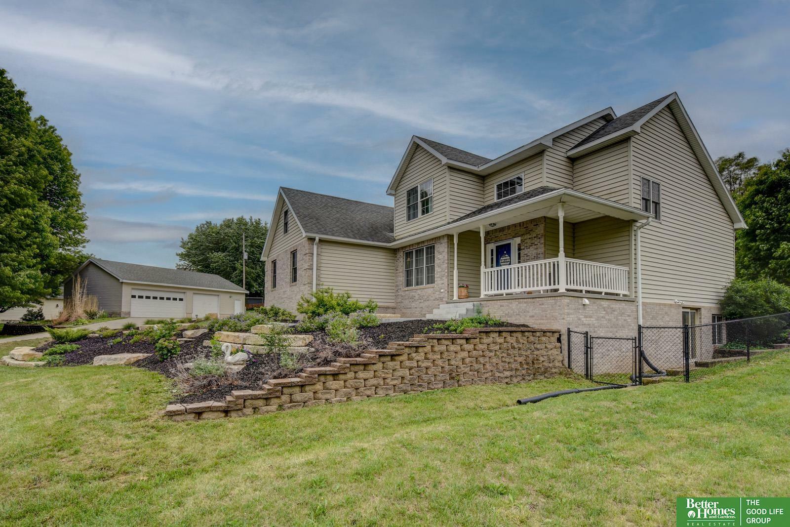 Property Photo: 1123 Beaver Lake Boulevard NE 68048