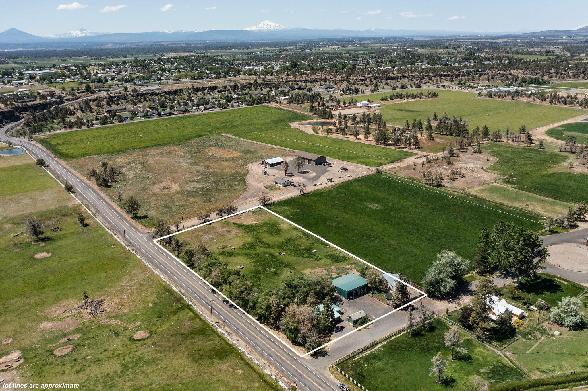 Property Photo: 637 NE Smith Rock Way OR 97760