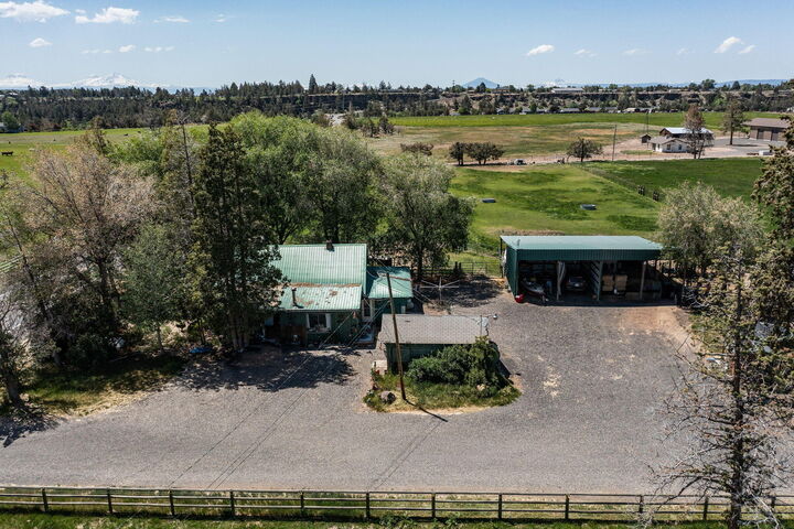 Property Photo:  637 NE Smith Rock Way  OR 97760 