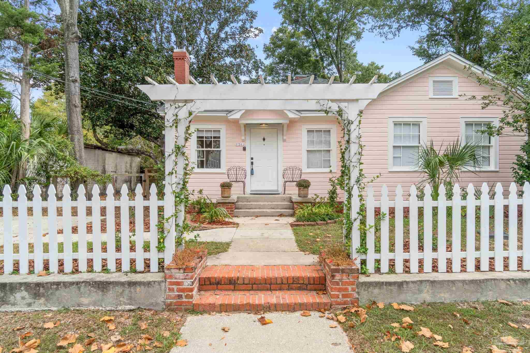 Property Photo: 724 N K St FL 32501