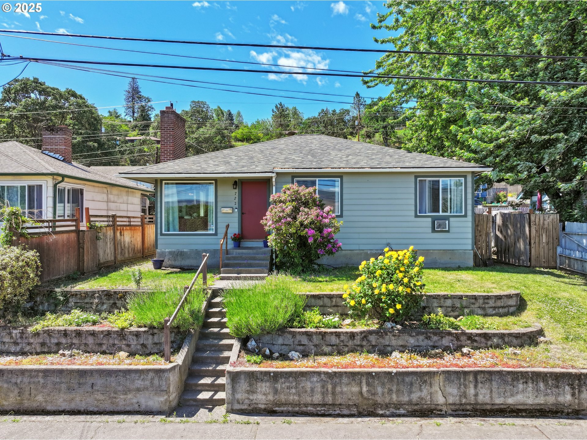Property Photo: 722 E 14th St OR 97058