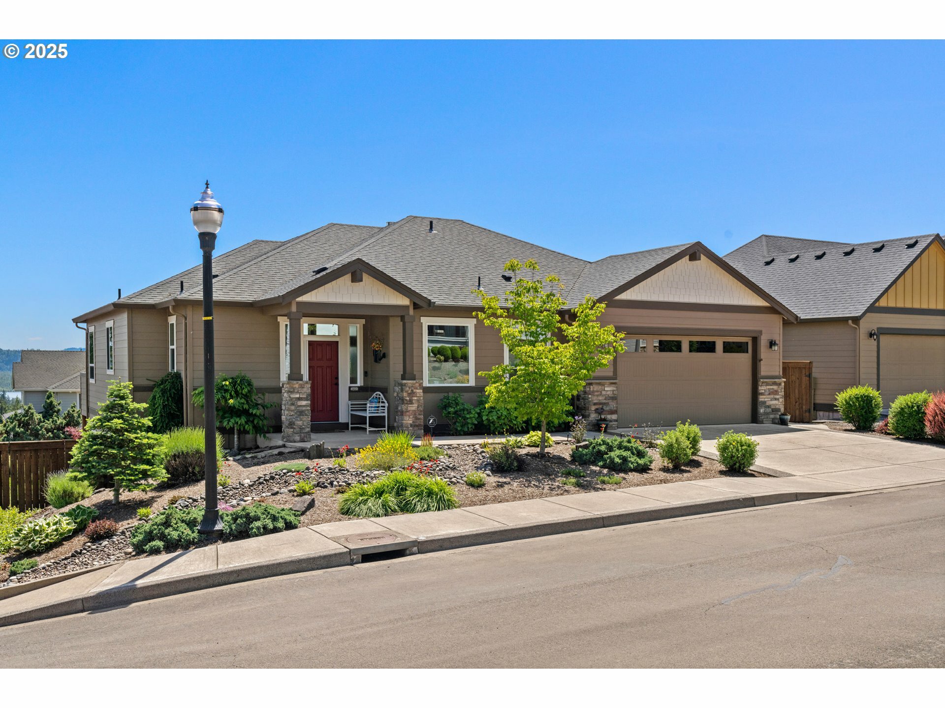 Property Photo:  550 N Stonegate Dr  WA 98671 