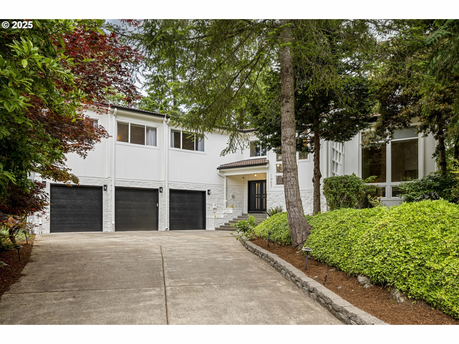 Property Photo: 1983 Ridgewood Rd OR 97034