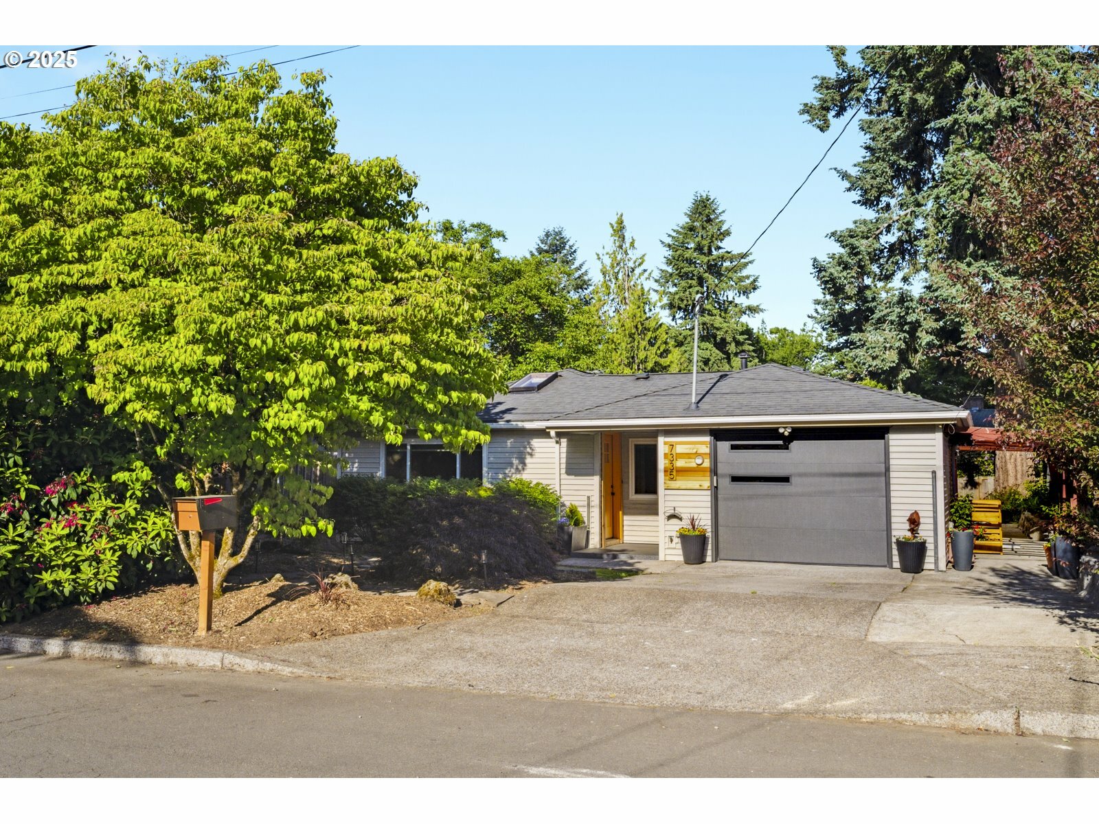 Property Photo: 7335 SE 48th Ave OR 97206