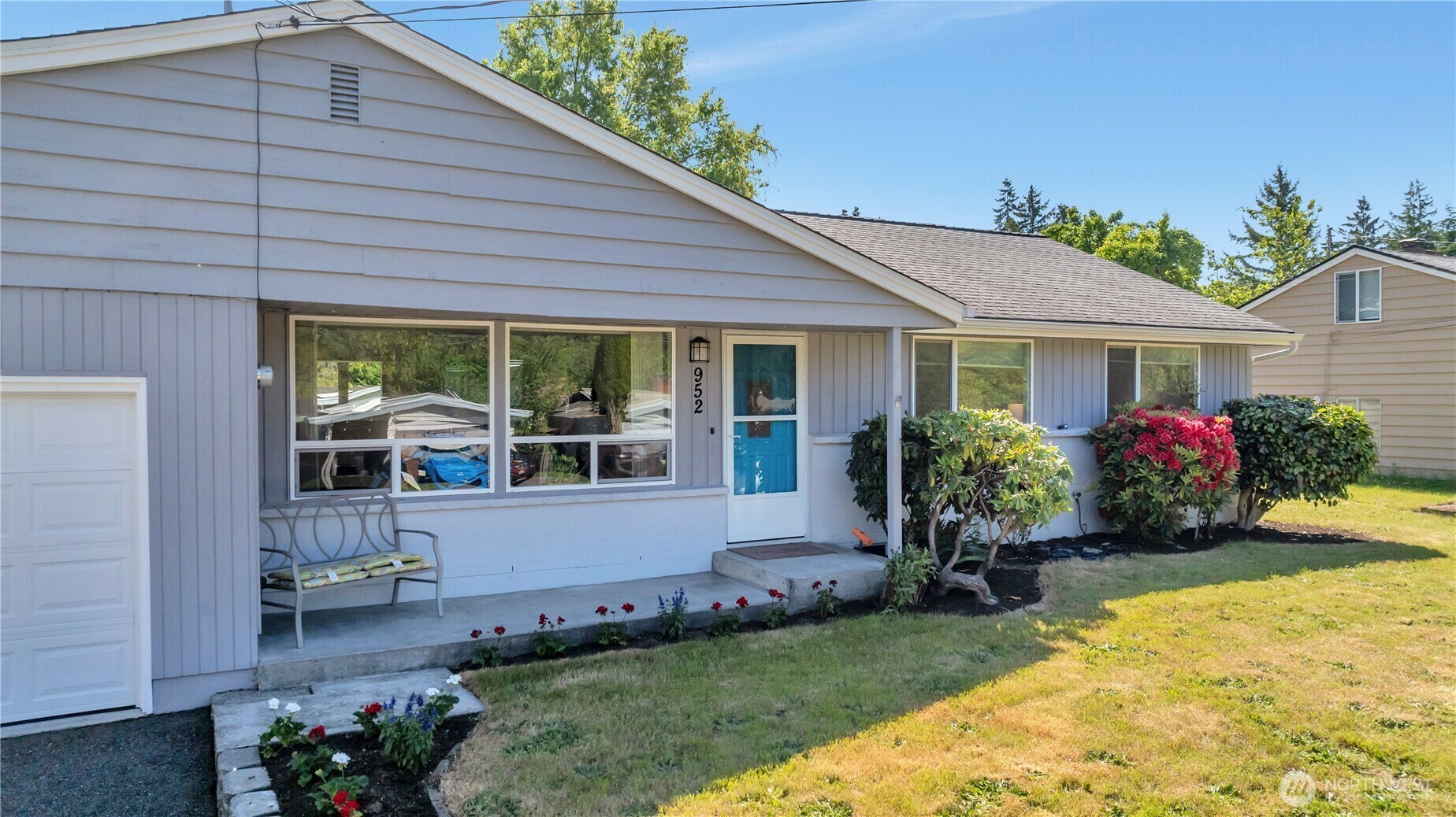 Property Photo: 952 165th Avenue SE WA 98008