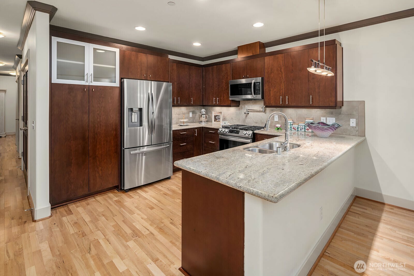 Property Photo: 18609 SE Newport Way 408 WA 98027