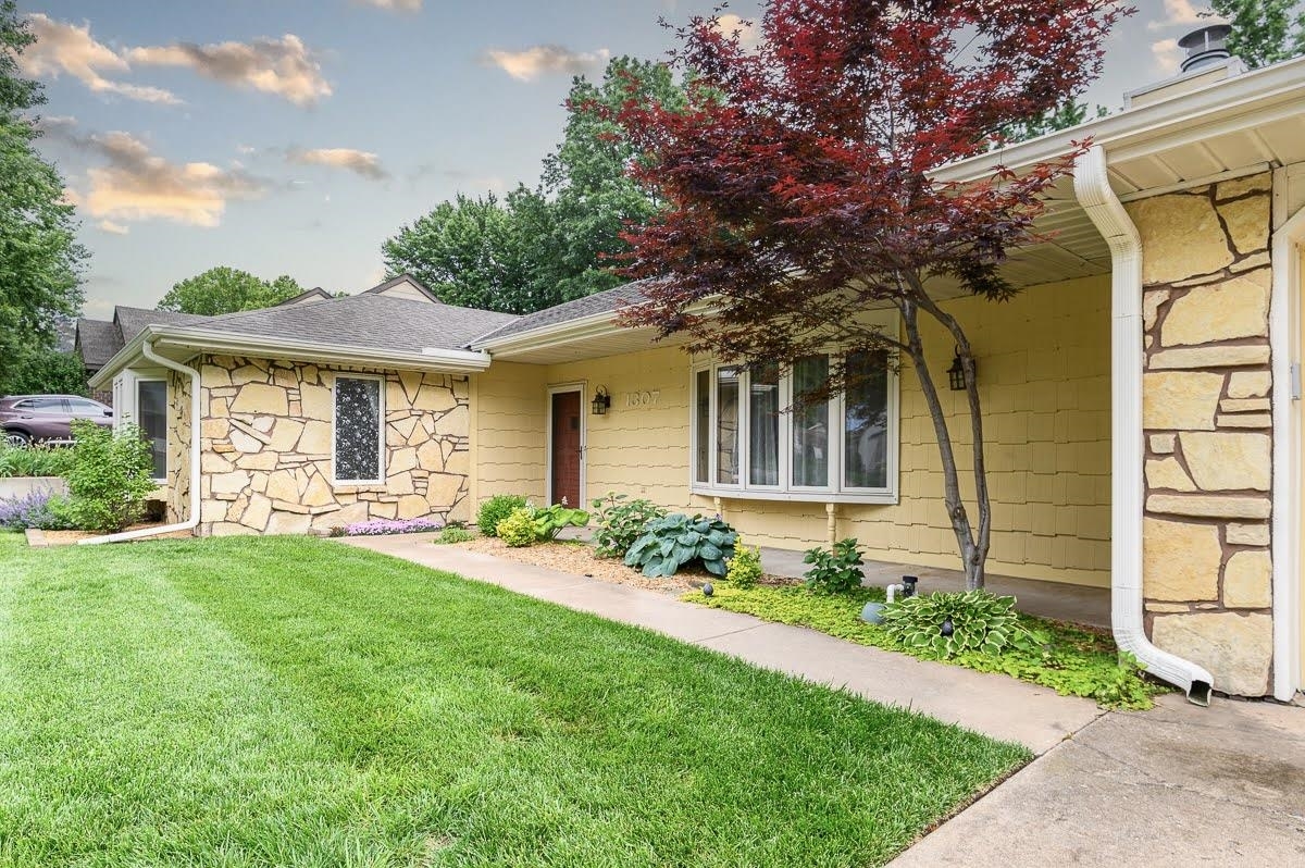 Property Photo: 1307 E Cresthill Rd KS 67037