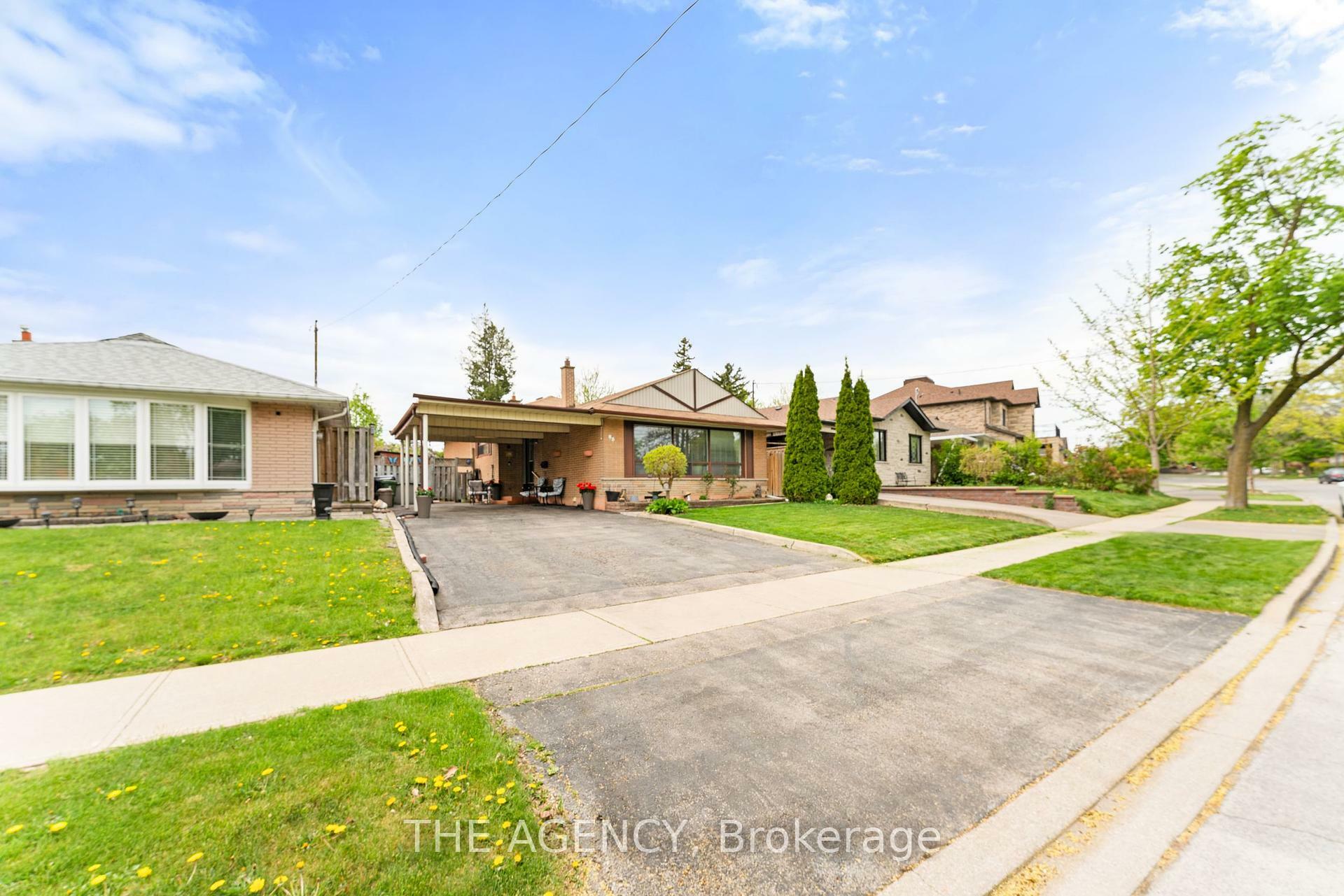 Photo de la propriété: 65 Barkwin Drive ON M9V 2W5